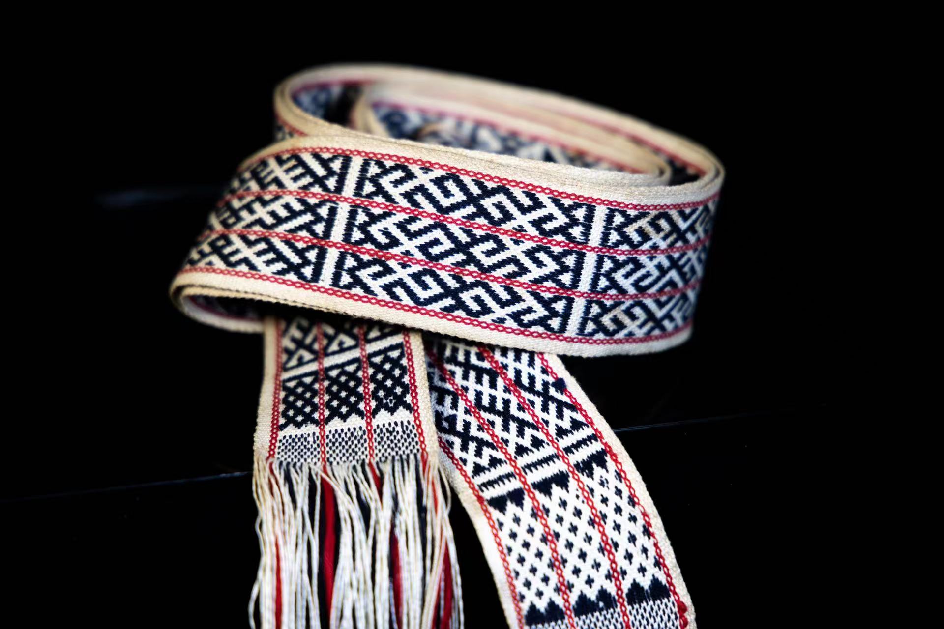 Traditional waistband with four-season geometric motifs