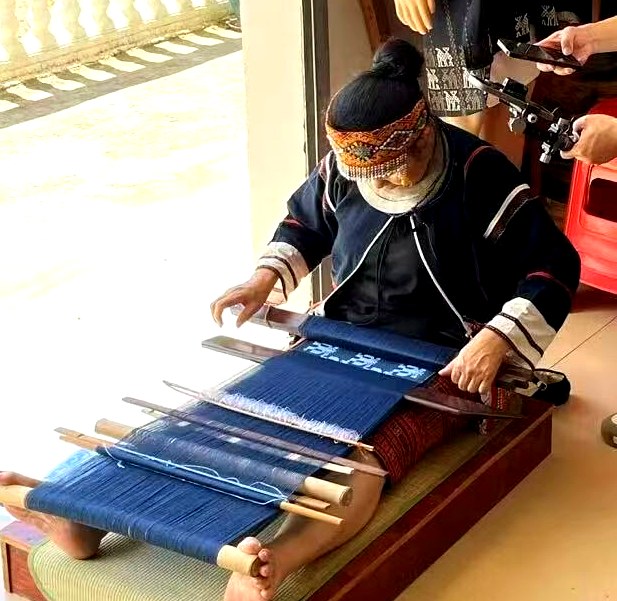 Li women weaving in Hainan village